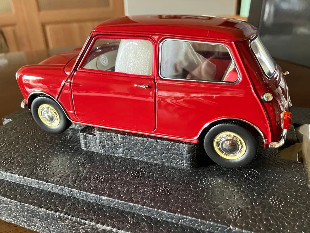 京商1/18 モーリス ミニ Mk.1 1959 (チェリーレッド) 開閉機構付