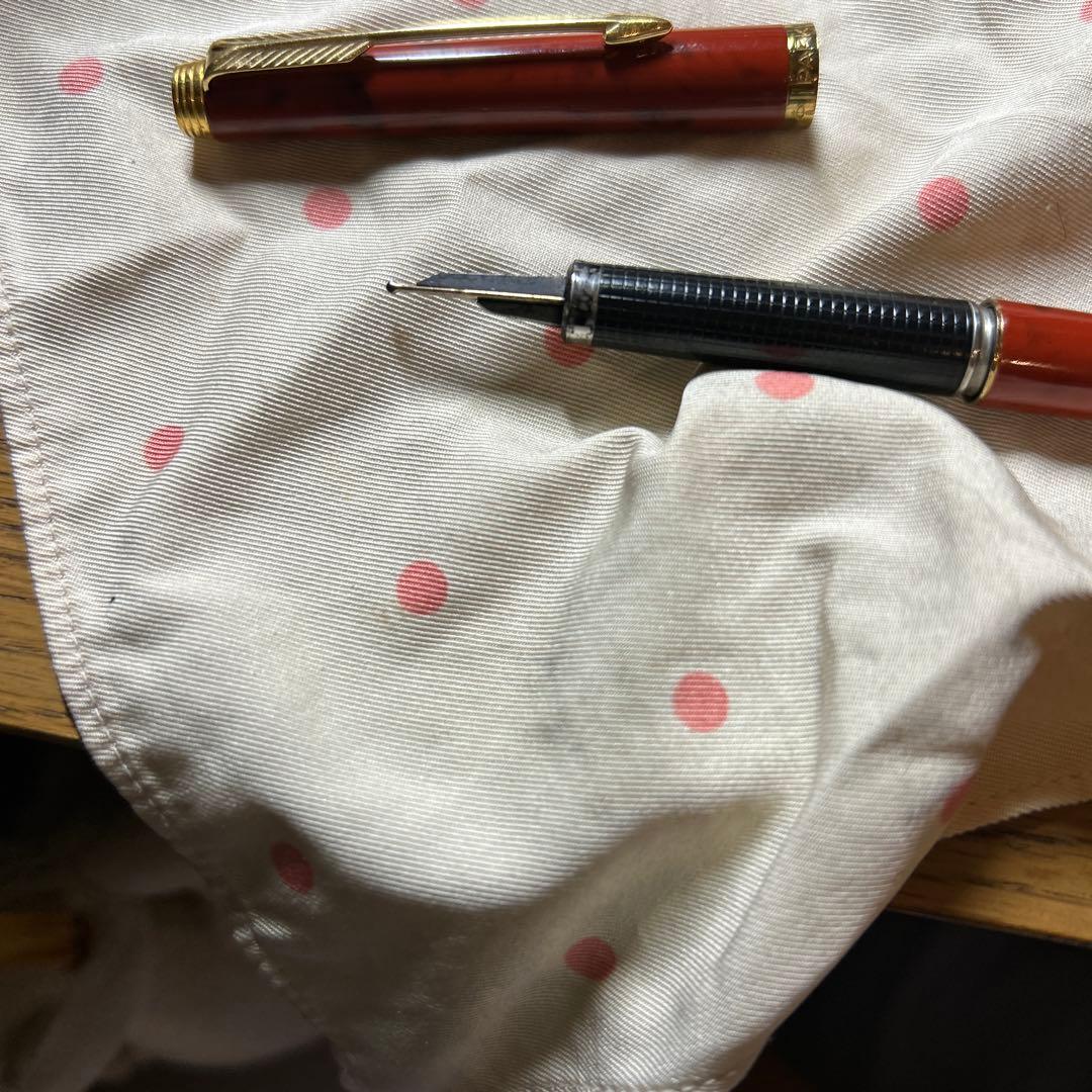 赤い万年筆 PERKER