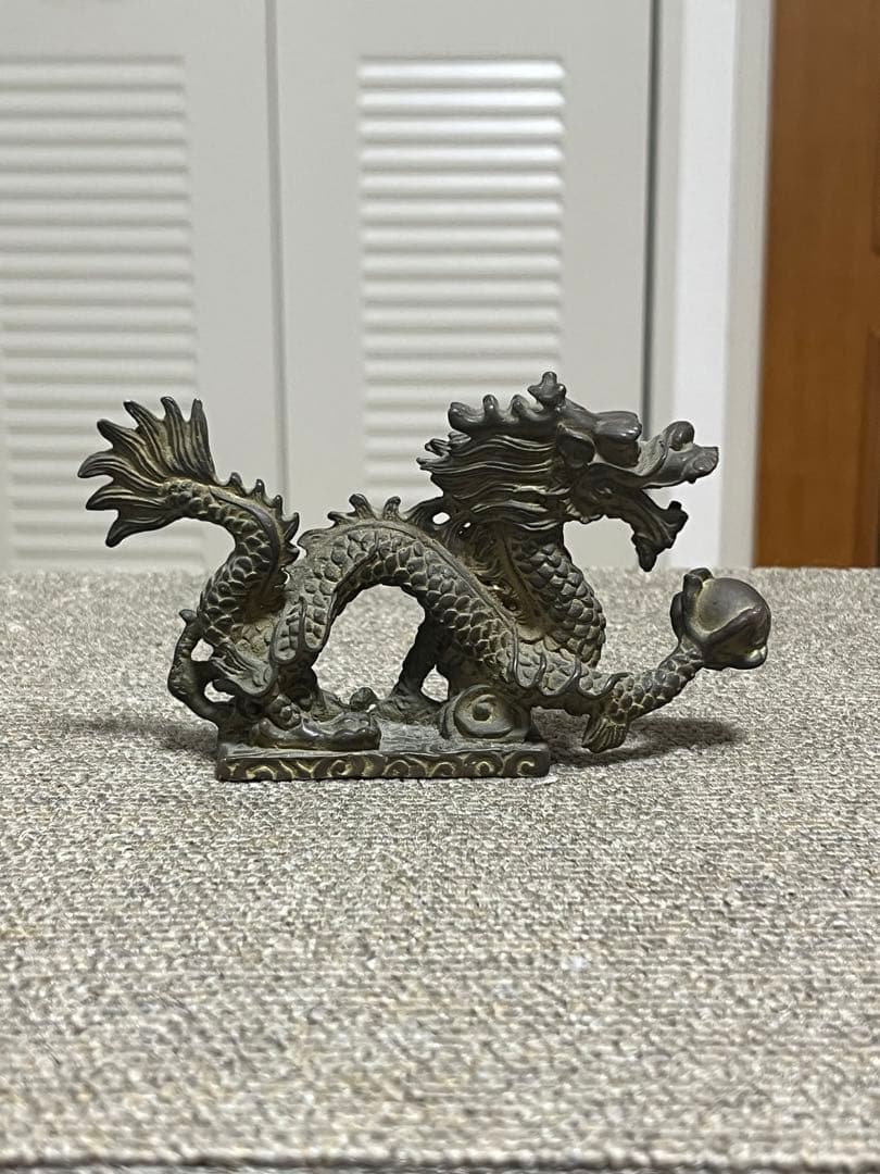 風水 置物 龍の置物 龍ドラゴン 5本爪 右手に玉を持つ龍 金属工芸 銅製 文鎮