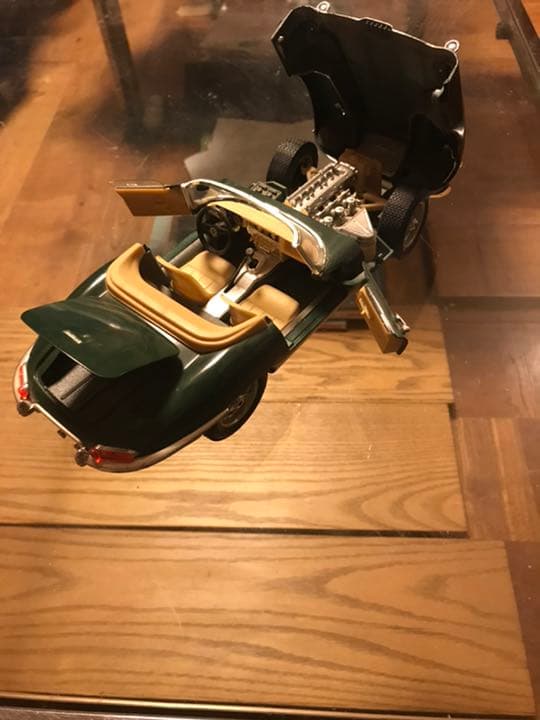 値下げ致しました！ジャガーEタイプ　1961年1/18スケール