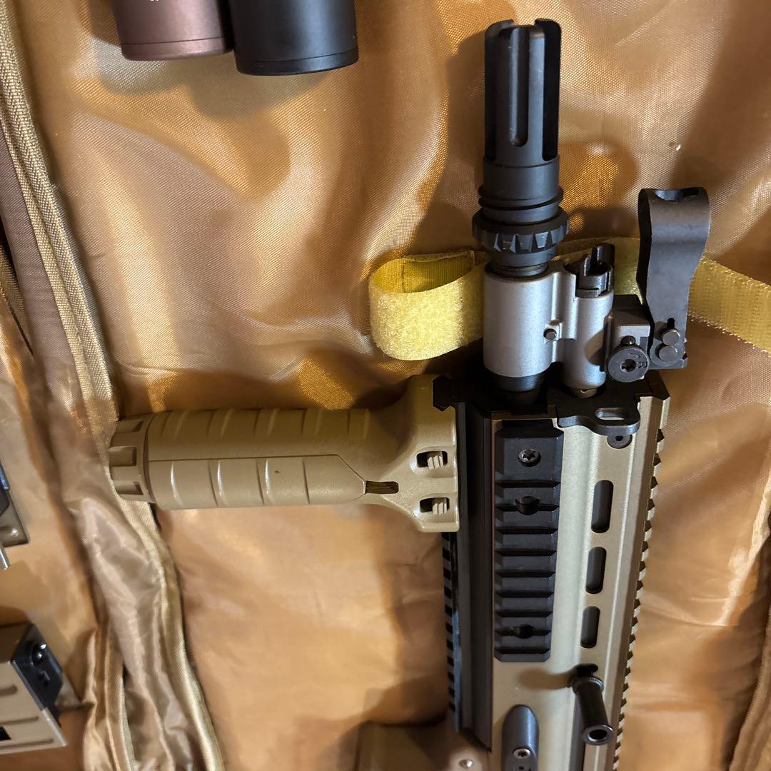 次世代電動ガン SCAR-L CQCタンカラー マガジン3本付き