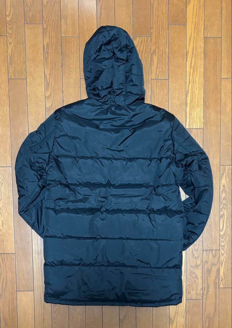 フード付き黒ダウンジャケット