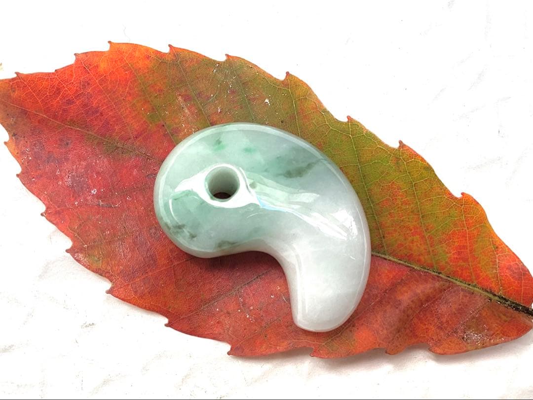 ✳摩訶不思議パワー　天然翡翠 淡いラベンダー色　糸魚川翡翠勾玉　本物を鑑別書付‼️