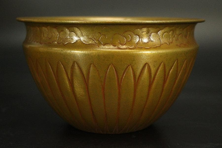 千家伝来 一ノ瀬宗也作 唐銅 雲蓮花弁彫刻紋 建水 共箱(LC848)