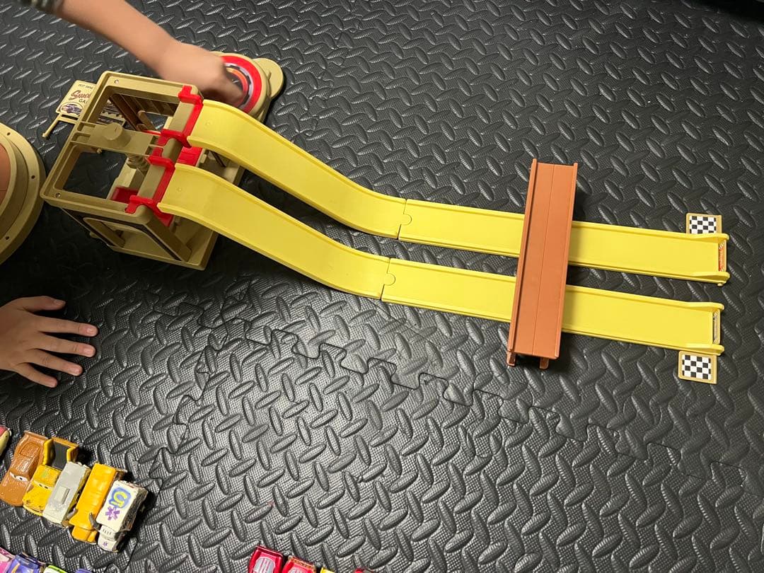 トミカカーズ、マテル社、周辺グッズ