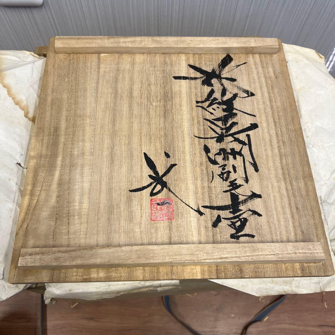 青白い花模様の陶器の壺