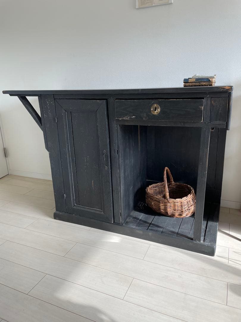 フランスアンティーク〜黒ペイントの袖付きカウンター・収納付き