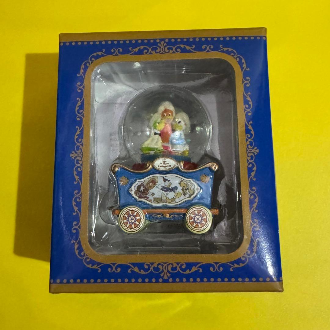 三人の騎士 スノードーム ディズニー　ドナルド　ホセ　パンチート　フィギュア