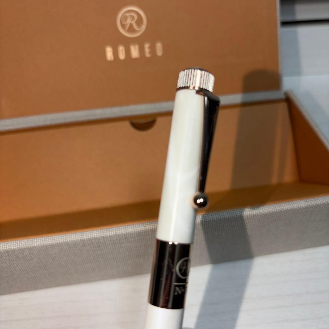 伊東屋 ROMEO No.3 白雲石 細軸 ボールペン