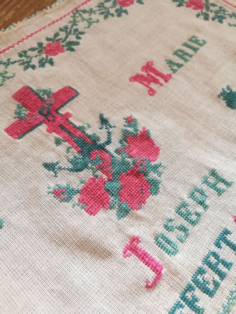 アンティークフランス 聖家族のニードルワーク刺繍タペストリー額装 イエスマリア