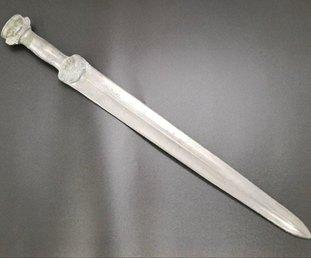 中国青銅器　銅剣　錫メッキ人首形鍔　インテリア置物　長さ55cm