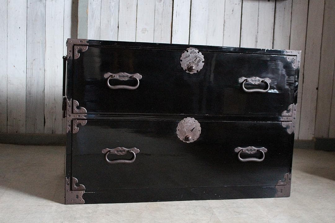 綺麗な丸金具庄内箪笥　2段 　 中桐製