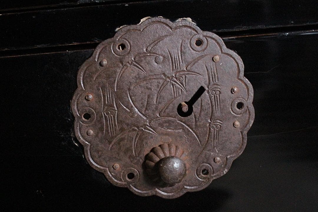 綺麗な丸金具庄内箪笥　2段 　 中桐製