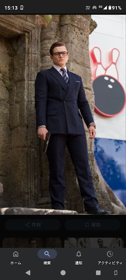 「キングスマン」の名台詞が記されたプレート、ネクタイ、メダルのレプリカのセット