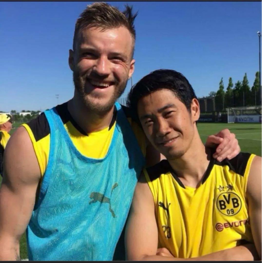 ドルトムント➕リヴァプールスリーブレストレーニングシャツ　サイズ海外S