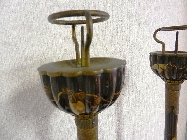 「木地黒漆塗金蒔絵菊型燭台一対」（江戸末期～明治のアンティークな工芸美術品）