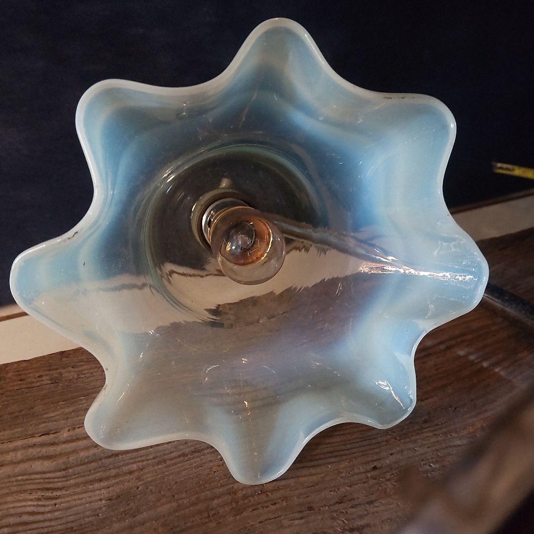 西洋アンティーク～おしゃれなガラス、フリル乳白色～スタンド