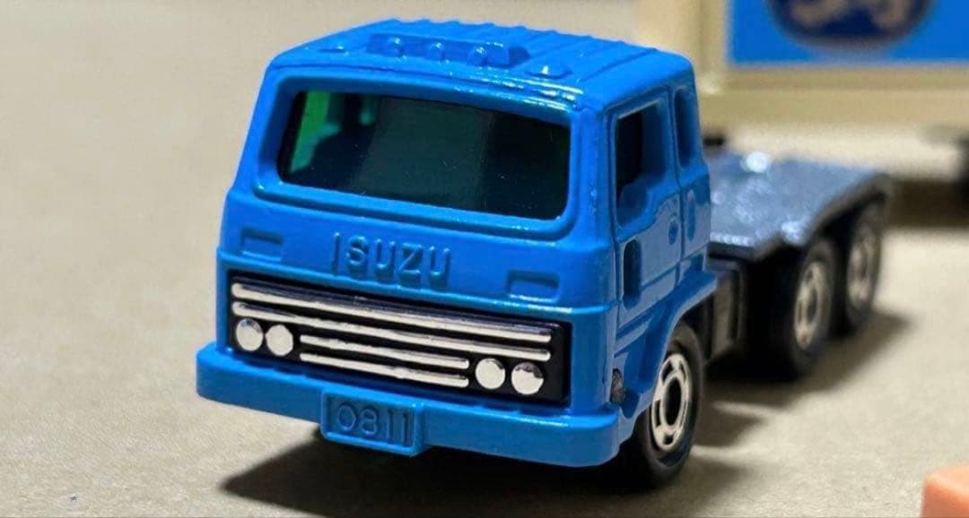 ロングトミカ いすゞ V12 ウイングルーフトレーラー LOWENBRAU