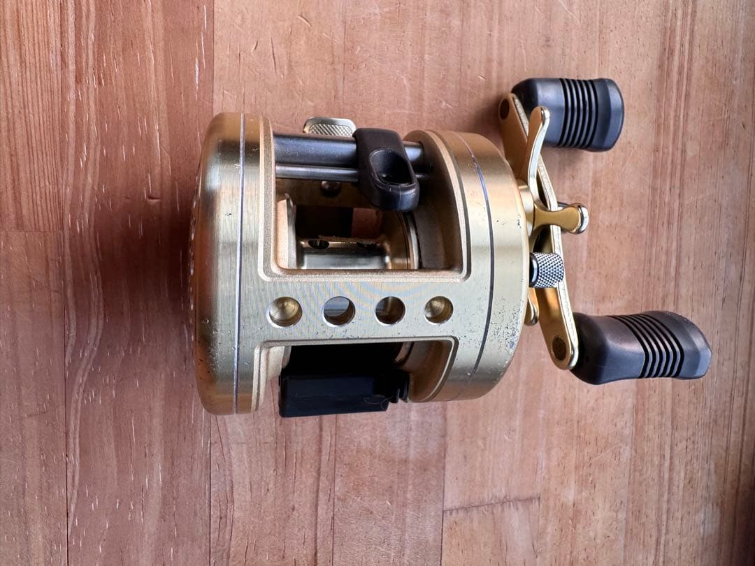 シマノSHIMANOカルカッタ200XT　右巻き