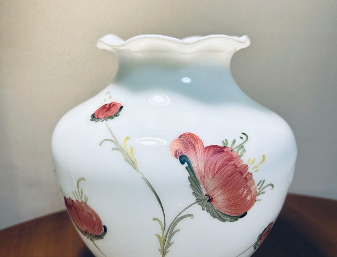 乳白ガラス　手描き花文　花瓶