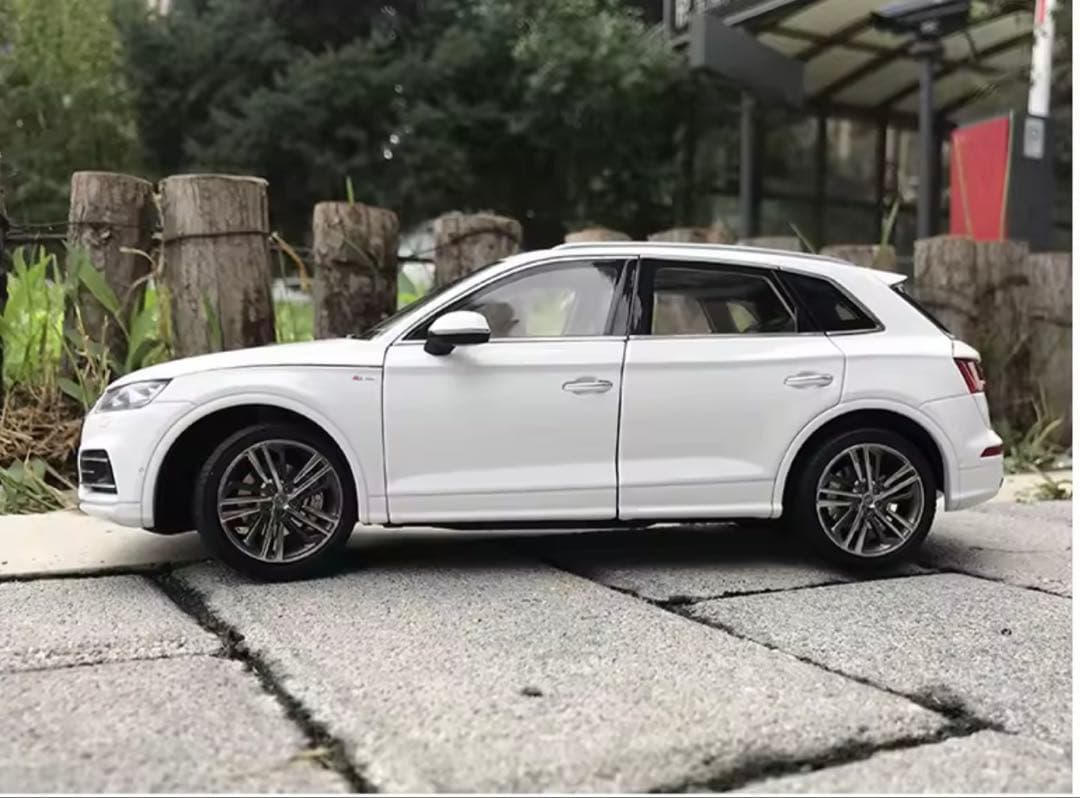 Audi Q5 1/18 ダイキャストモデル ホワイトミニカー