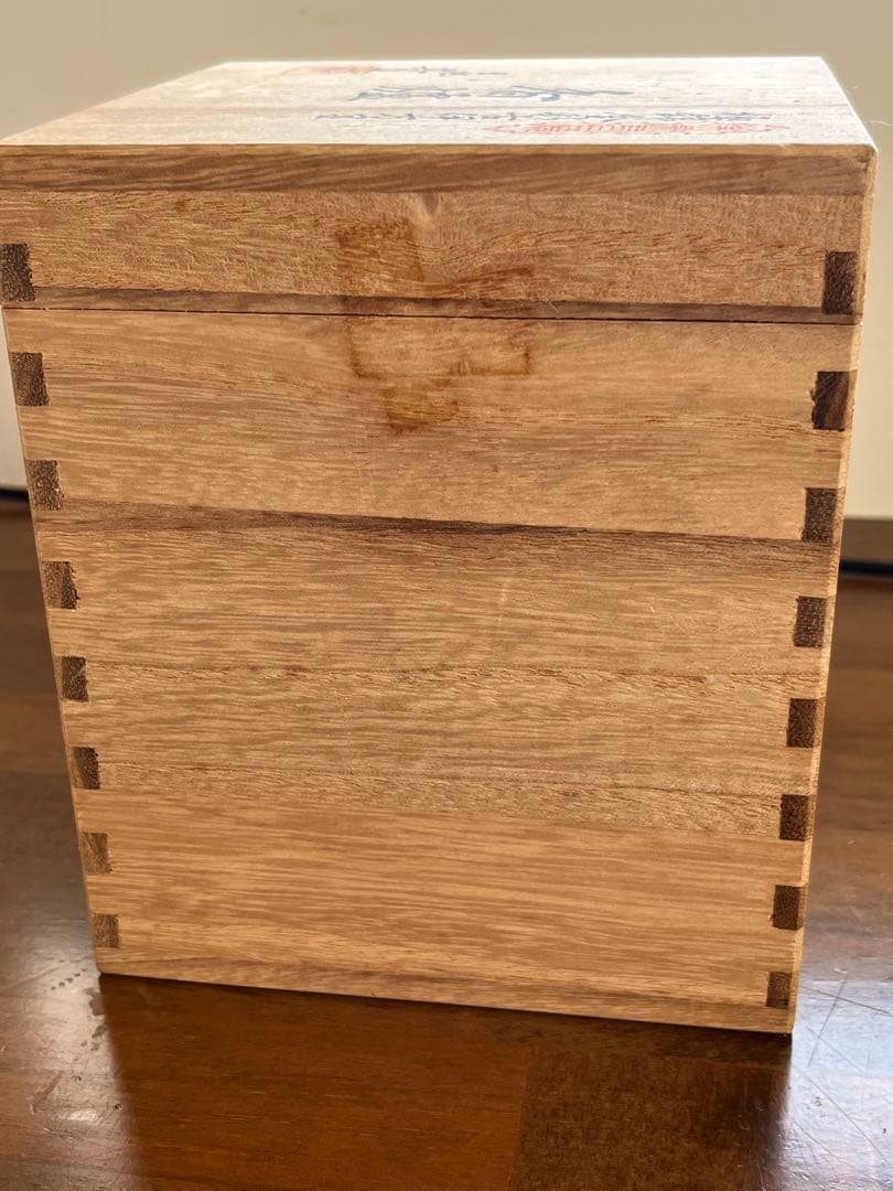 極錦金彩古伊万里　花柄陶器香炉 金色の蓋付き　未使用