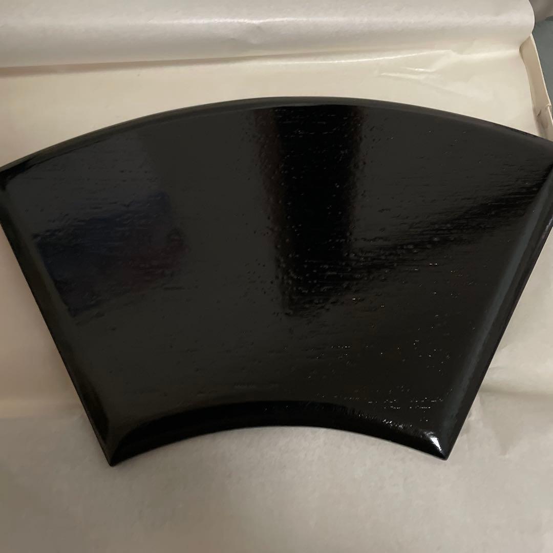 漆器 扇形皿 黒 葉模様