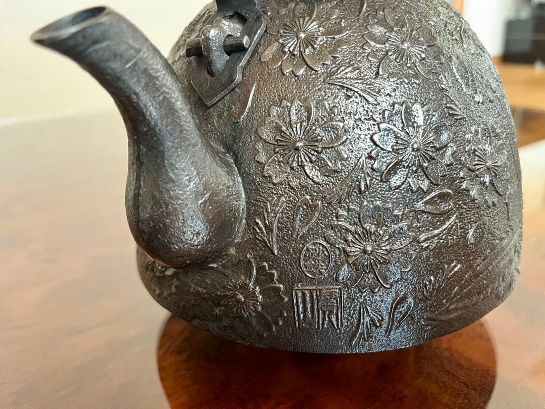 虎山工房　南部鉄器　鉄瓶　砂鉄　箱付き　取扱説明書付き　南部形　桜