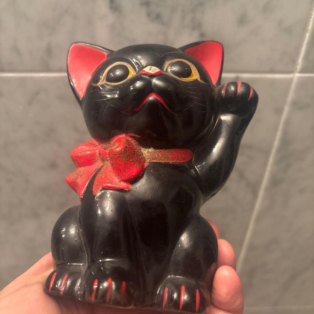 アンティーク大きな瞳や長いヒゲ、まつ毛が美しく、大きなリボンも可愛い招き猫