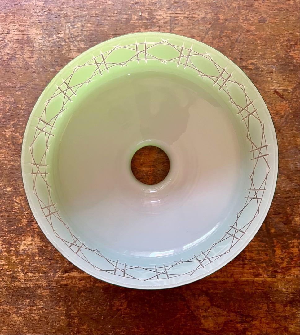 被せガラス緑色ガラス電笠　大正ロマン　洋館　古民家　切子　ウランガラス