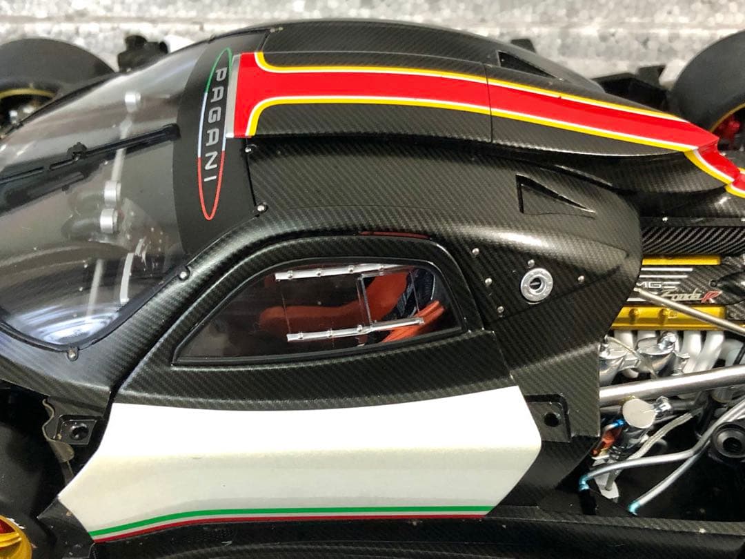 ★絶版！オートアート￼ 1/18 パガーニ ゾンダR (イタリアンストライプ￼)