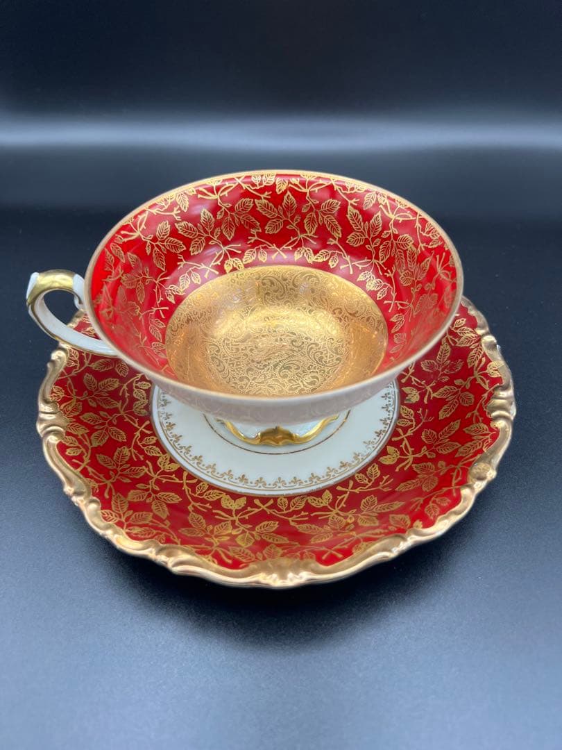 赤と金のティーカップ・ソーサーセット
