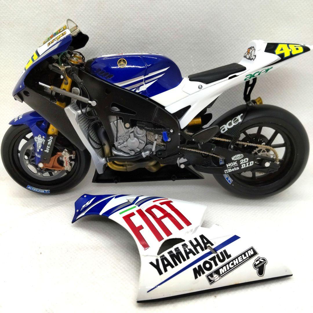 ミニチャンプス1/12 ヤマハ YZR-M1 & ヴァレンチノロッシフィギュア