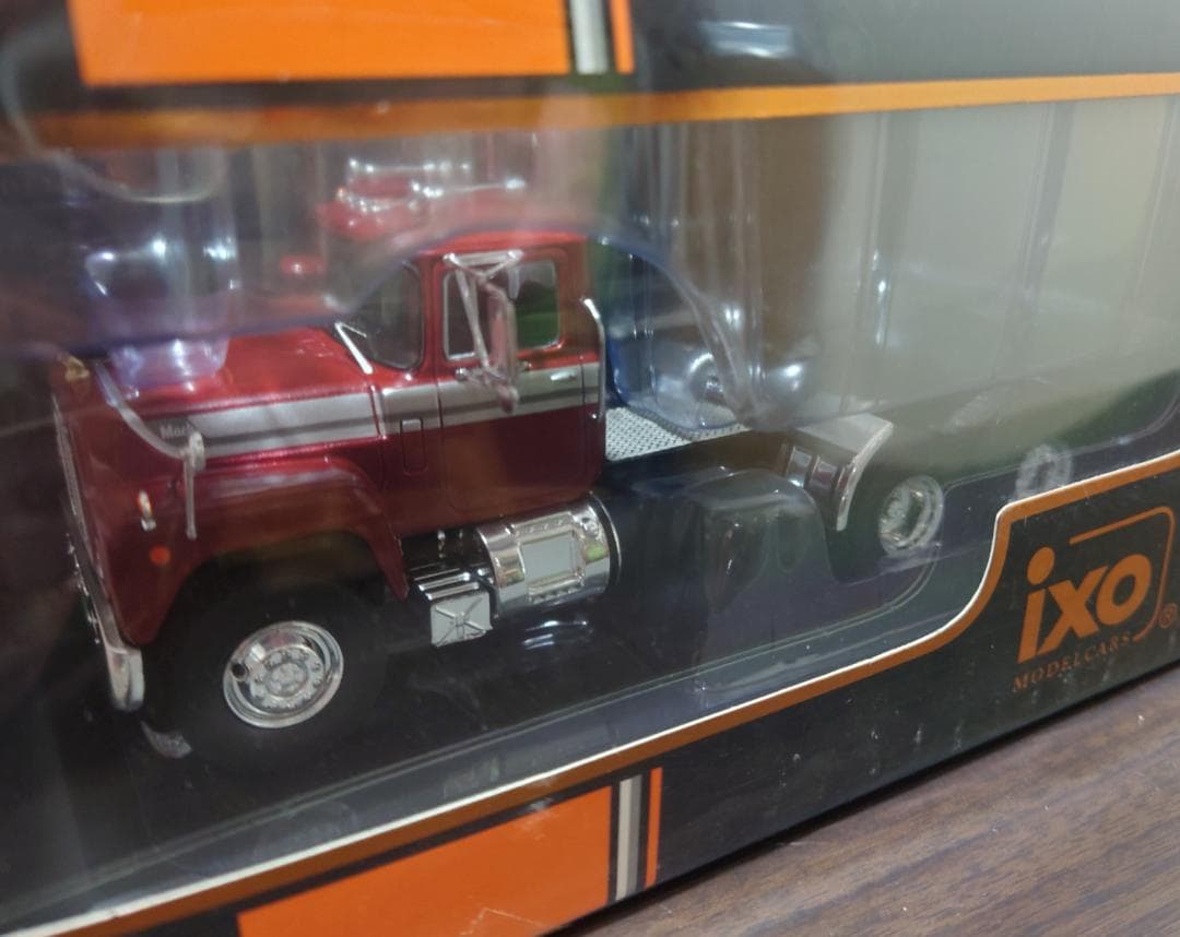 1/43 マック Rシリーズ 1966 メタリックレッド ixo製ダイキャスト製