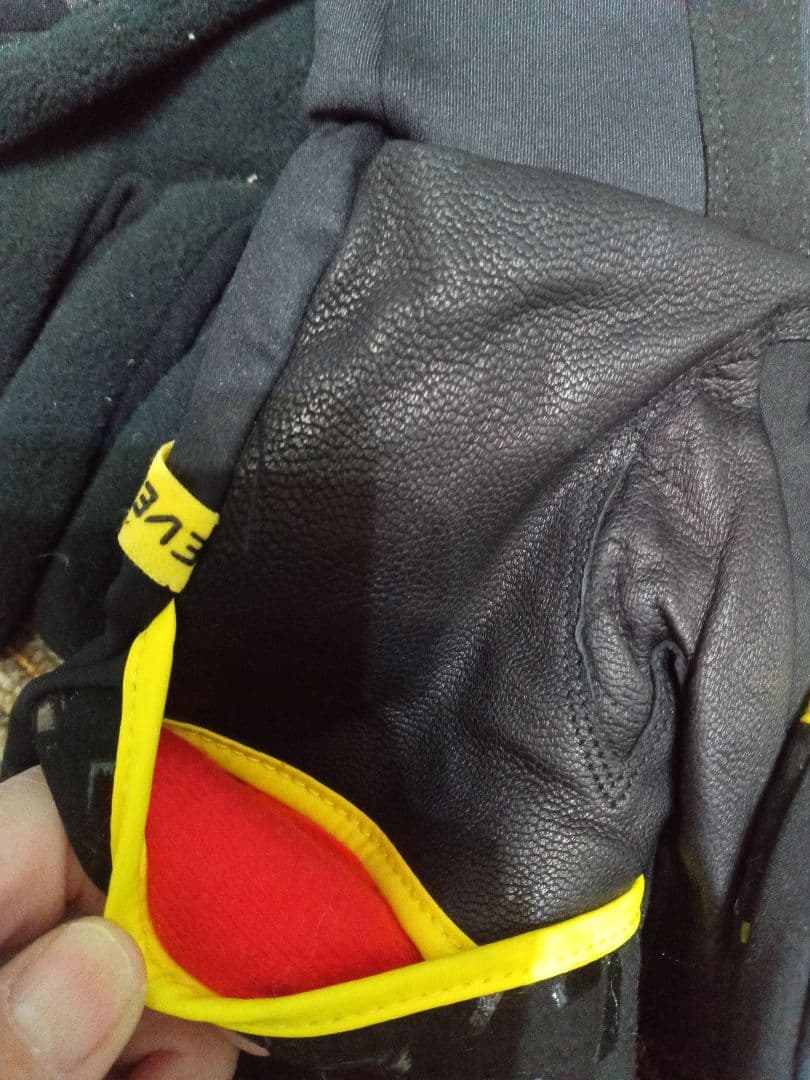 LEVEL 防寒グローブL2000 ブラック/イエローとインナーグローブ