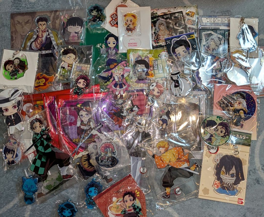鬼滅の刃　アクスタ　ラバスト　缶バッジ　大量　まとめ売り
