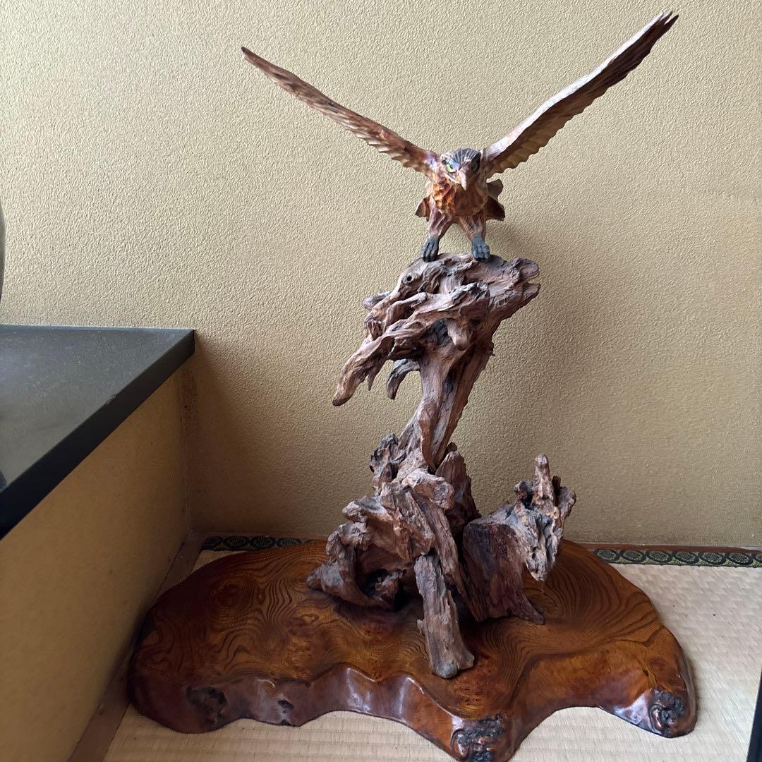 木彫り　鷹　台座付き