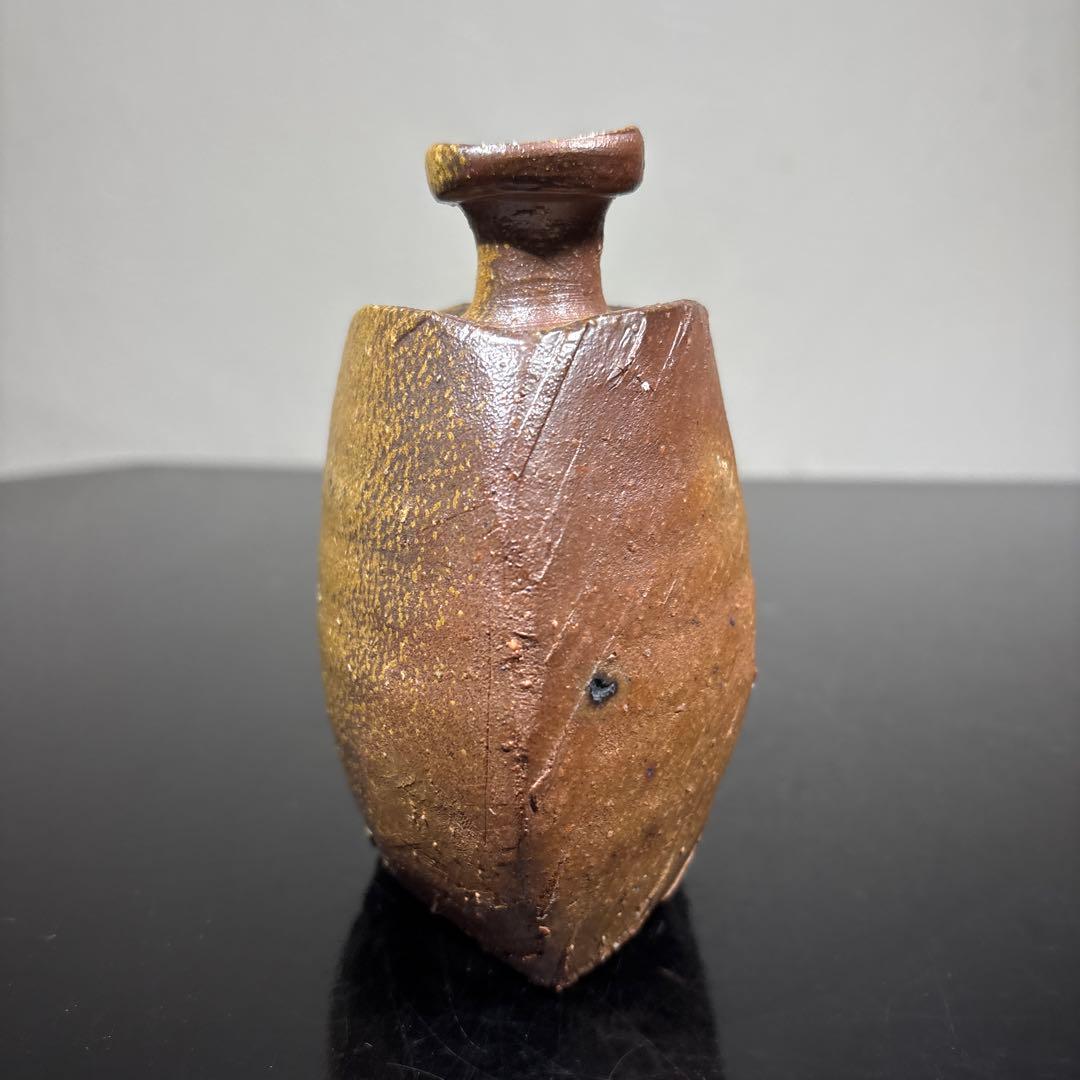 真作　隠崎隆一　三つ足備前徳利　高さ約13.5センチ