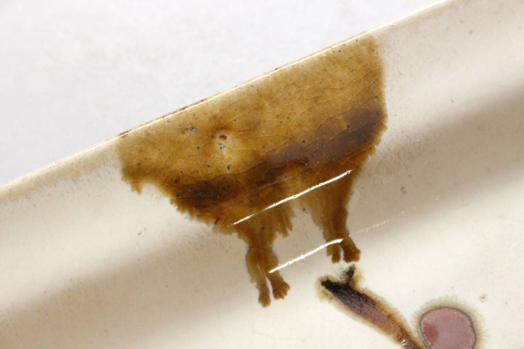 No4437 益子民窯　佐久間藤太郎 造　乳白釉梅花絵飾皿　共箱　角皿　送料無料