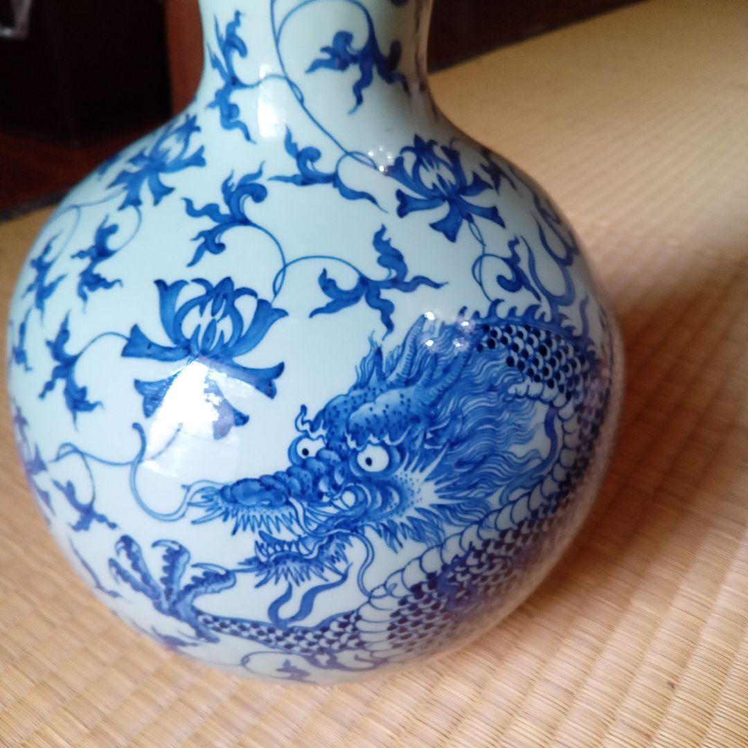 明代の壺　龍の絵　青花磁器