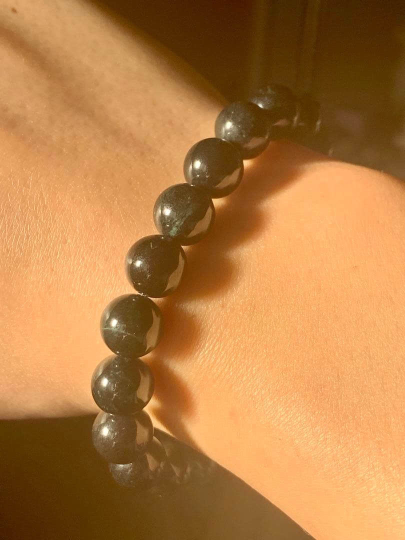 極上の糸魚川黒翡翠ブレスレット　上質黒ひすい　ヒスイ　翡翠　ヒーリング　根付