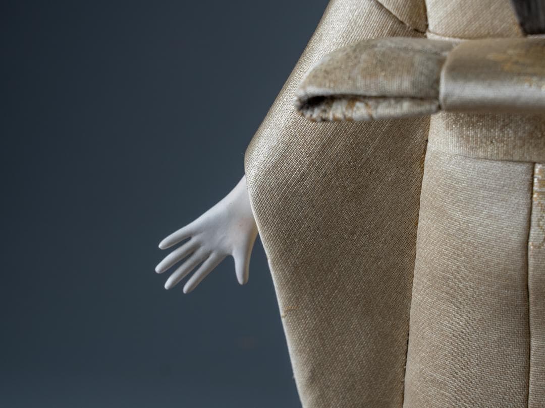 日本工芸会正会員 雨宮弘子作 嵌込人形『春野(佐保姫)』台共箱付 図録掲載品