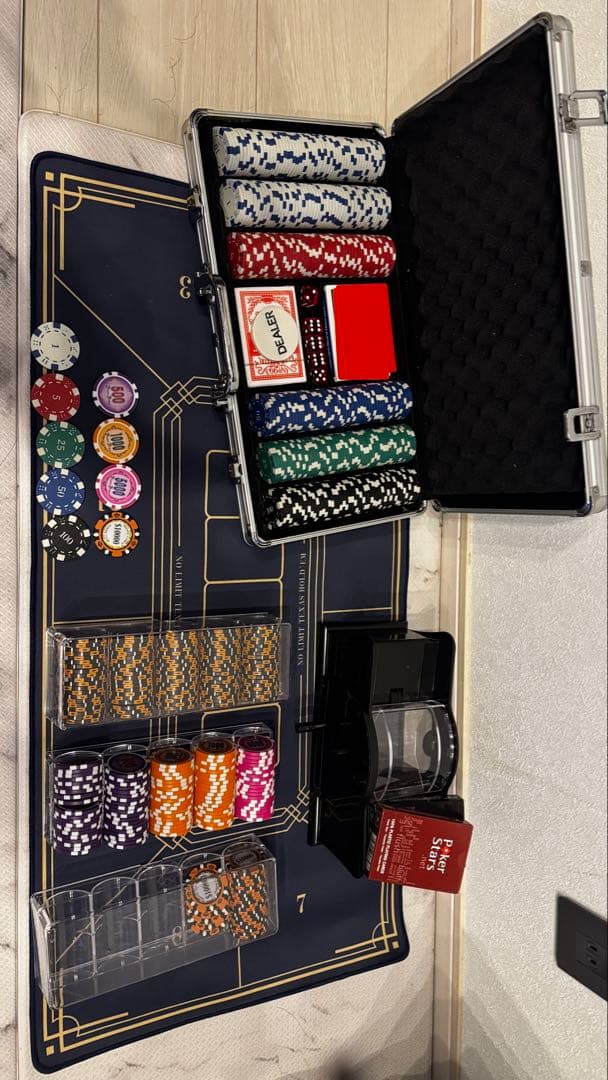 【値下げ】本格ポーカーセット(9種類　計525枚) 10,000チップも