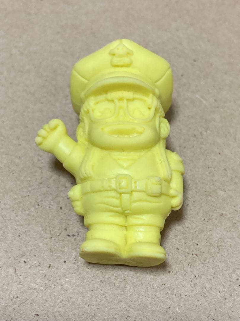 Dr.スランプアラレちゃん　アラレちゃんポリス　　消しゴム　黄色