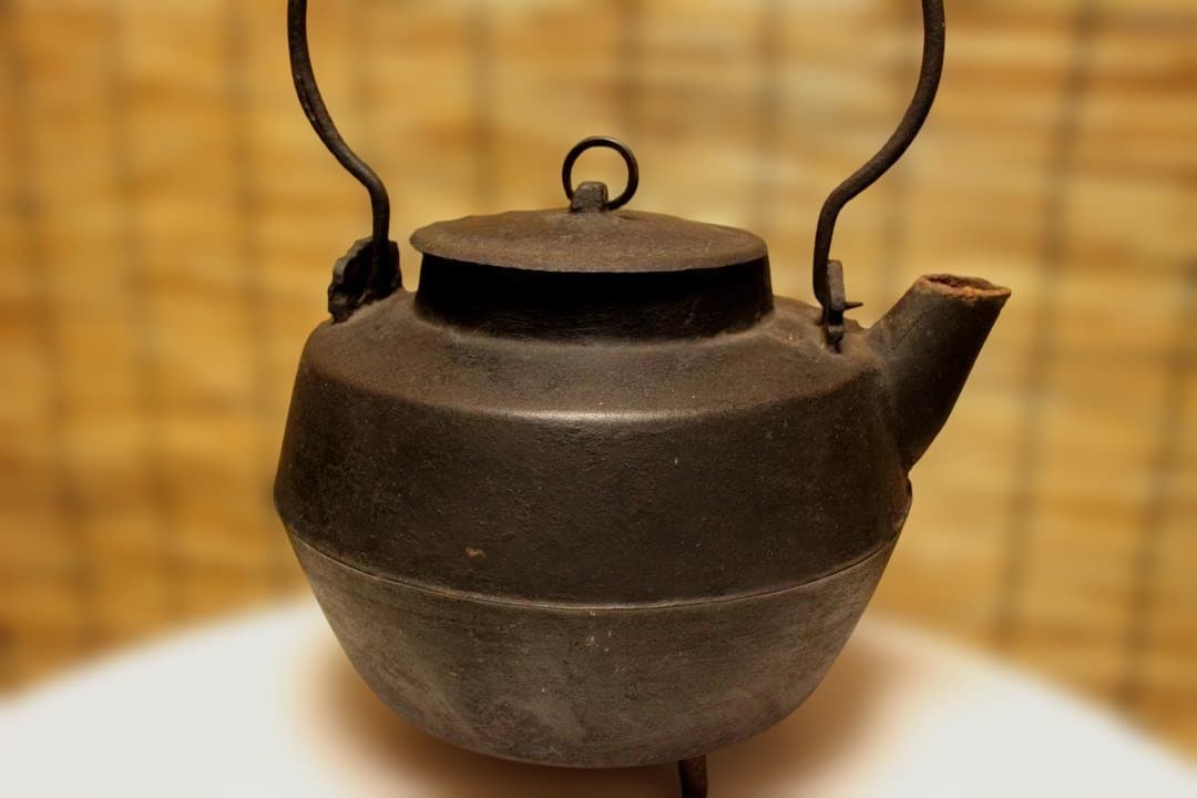 古鉄瓶　　銅環三足鉄砲口大鉄瓶　希少品　　水漏れなし