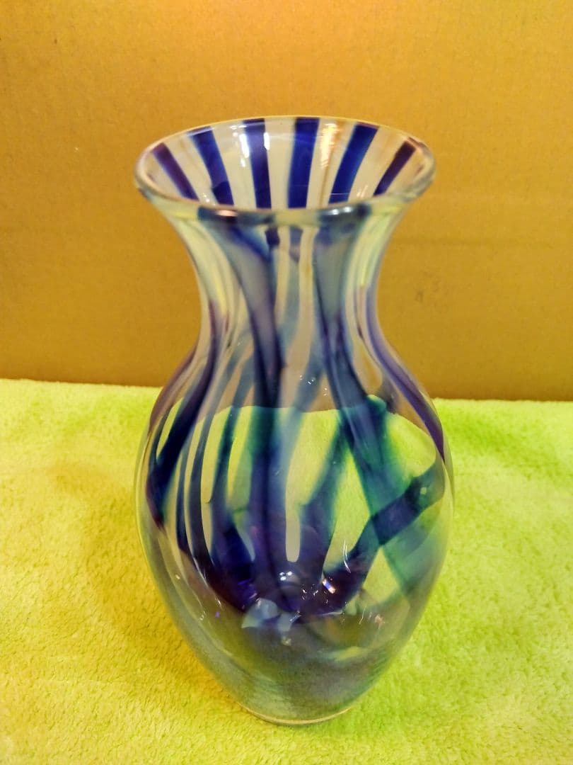 ウランガラス花瓶 (青＆透明のストライプ模様)