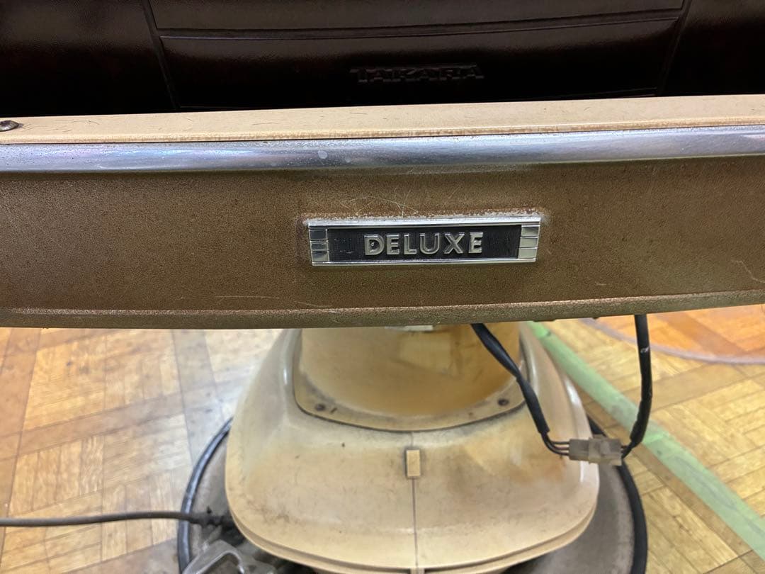 理容椅子　電動リクライニング理容椅子 ブラウン タカラ　８５９　中古