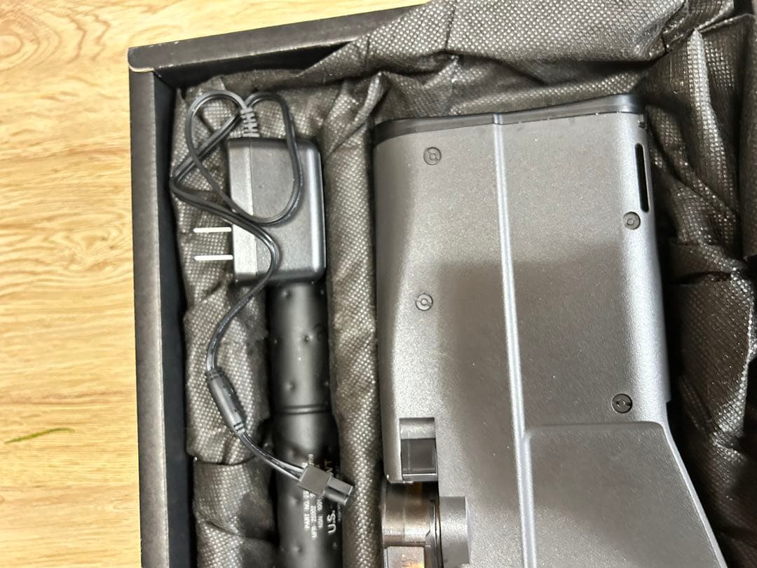 P-90 電動ガン 本体中古、新品バッテリー付き。