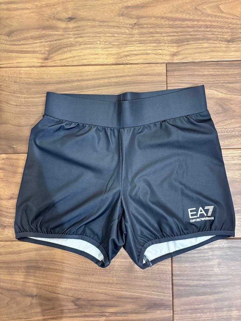 EA7 テニスウェア ノースリーブドレスとショートパンツ