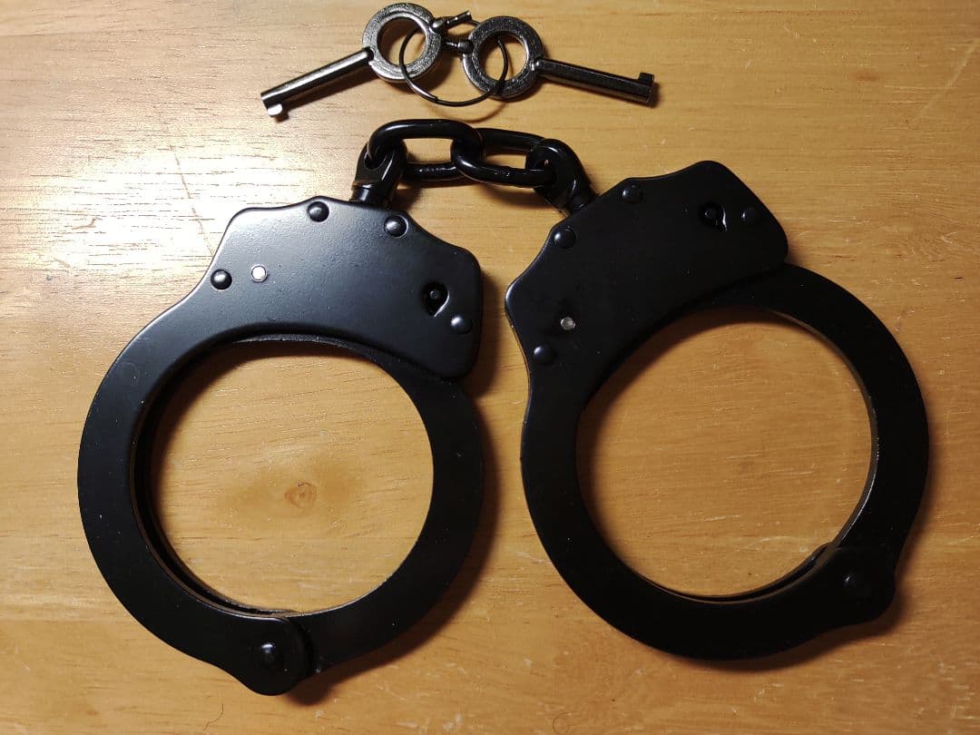 本物手錠と米軍放出品収納ポーチセット